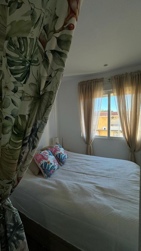 Playa De Los Naufragos Cozy Apartment With Pool Torrevieja Extérieur photo